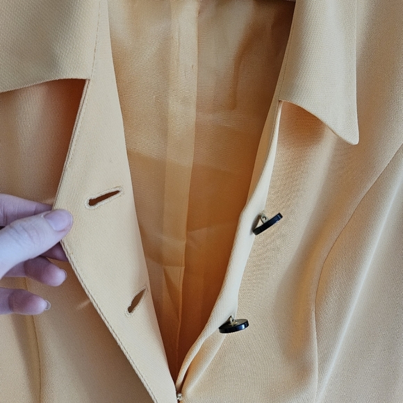 Vintage Fink Fine Dresses Yellow Short Sleeve Blazer with Black Buttons - Picture 5 of 9